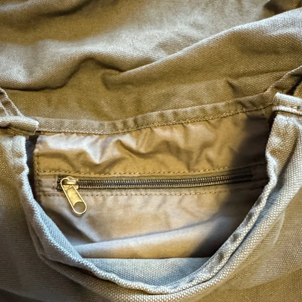 Olive Canvas Messenger Bag - Classic Outdoor Style